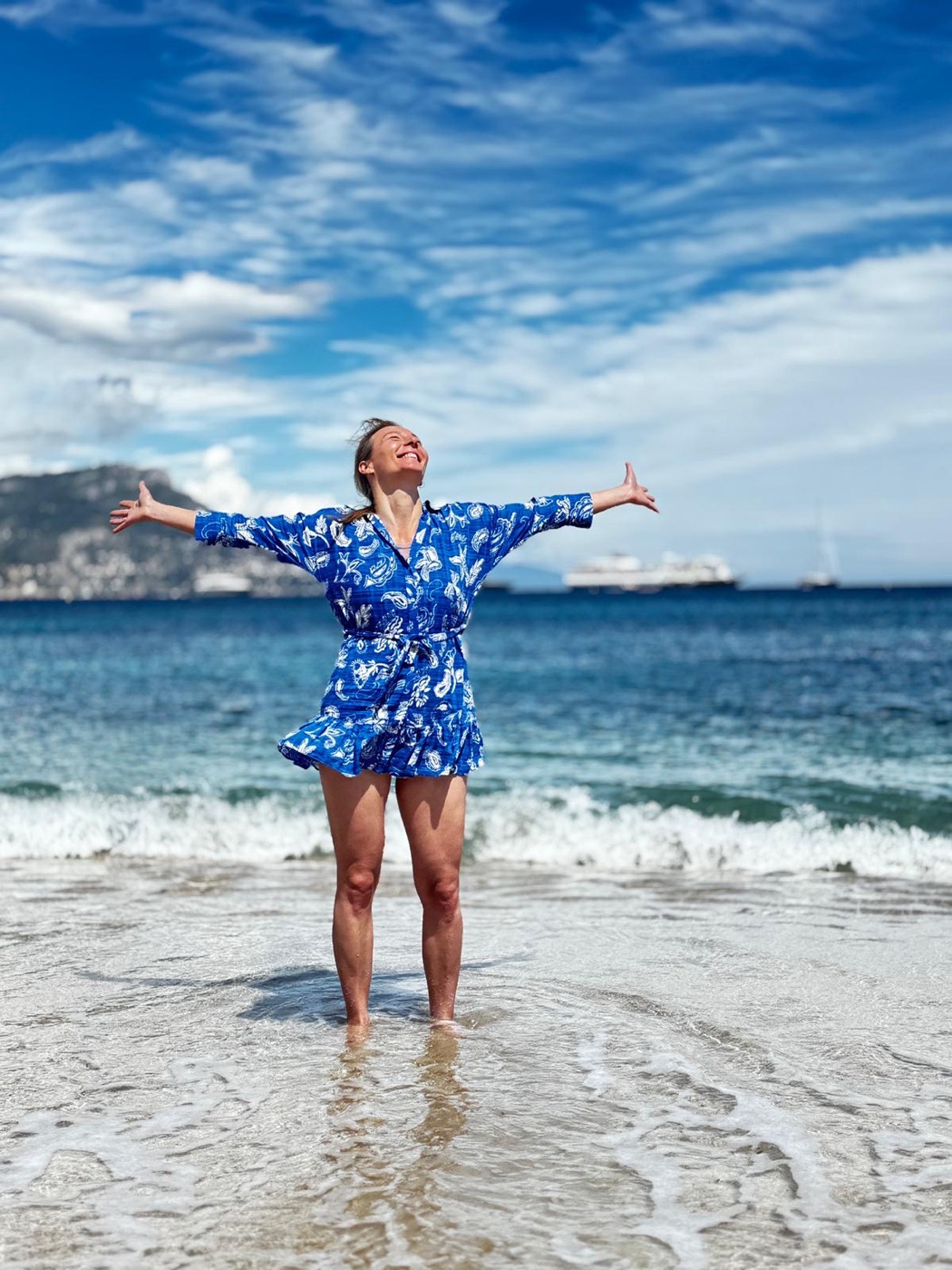 Dr. Julia König am Meer an der Côte d'Azur bei Monaco