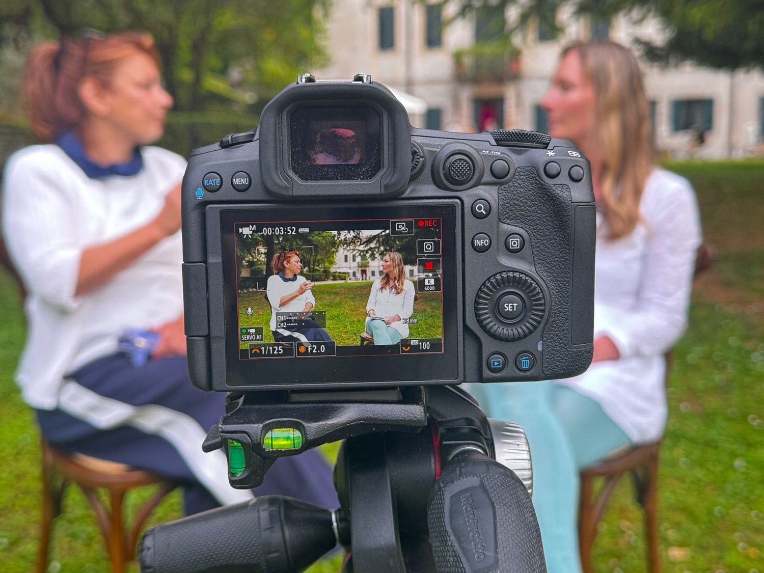 Dr. Julia König im Interview an der Côte d'Azur