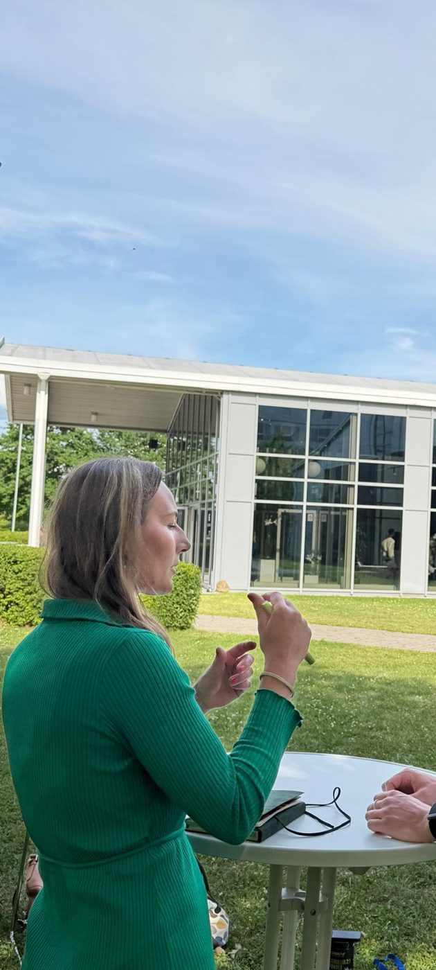 Dr. Julia König im Austausch beim Zukunftskongress