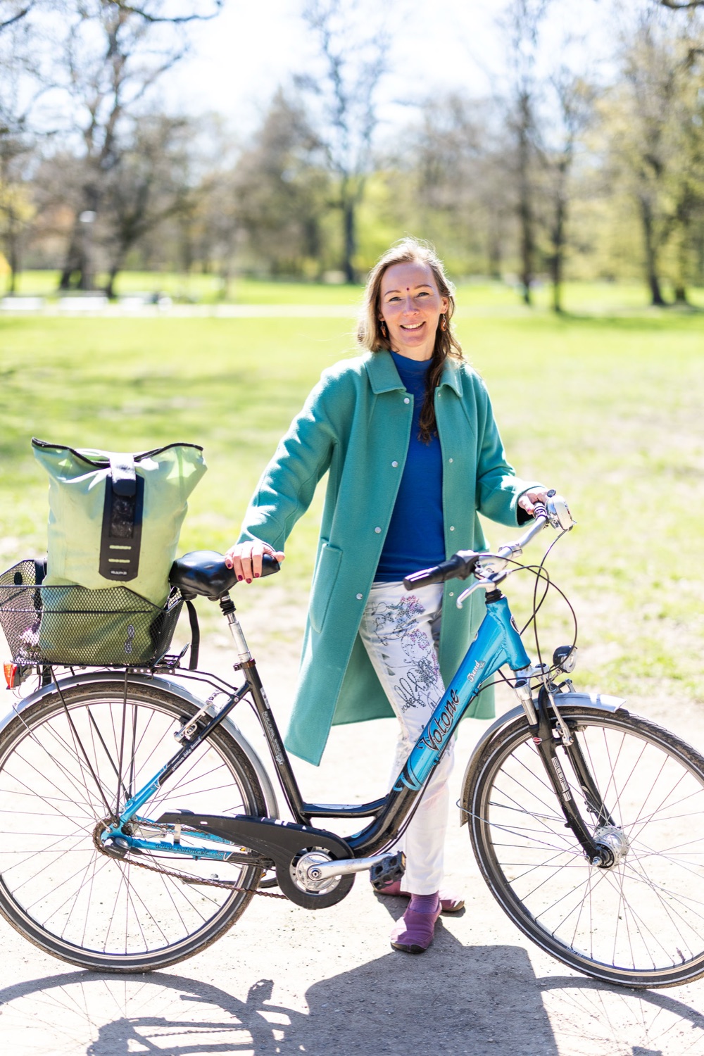 Dr. Julia König mit ihrem Fahrrad im Park