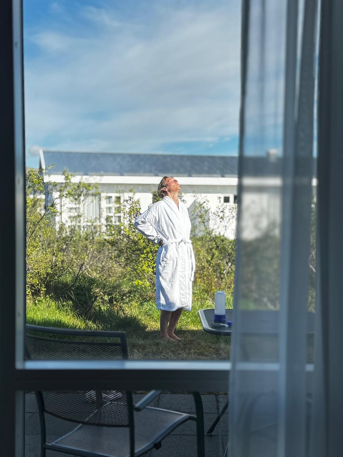 Dr. Julia König beim morgendlichen Heilyoga auf Island